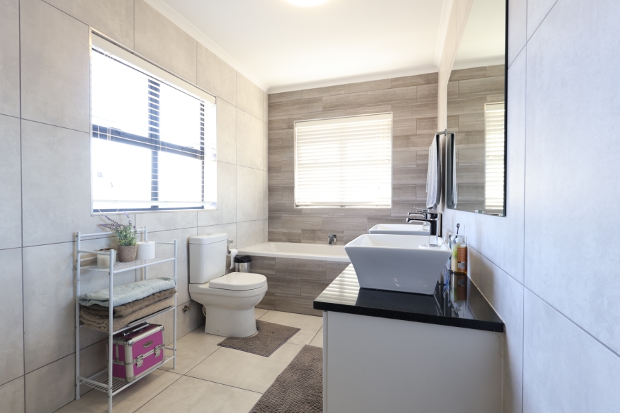 To Let 3 Bedroom Property for Rent in Protea Heights Western Cape